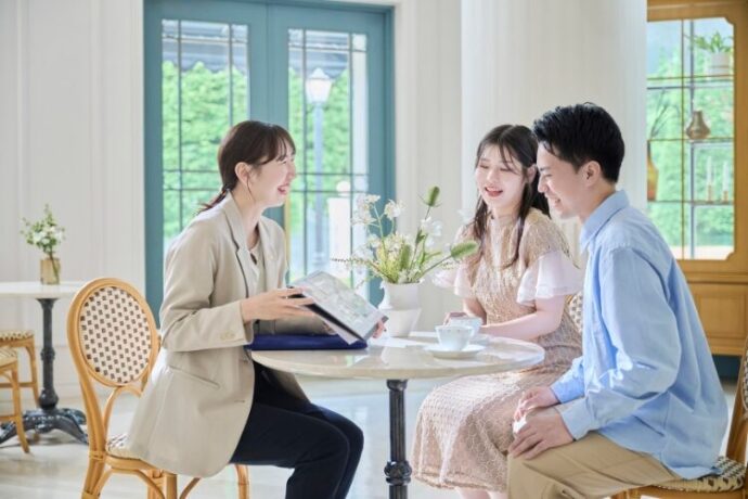 プランナーと話をする新郎新婦