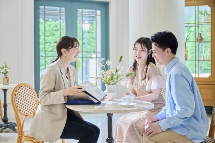 プランナーと打ち合わせをしている男女２人