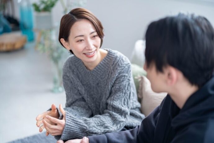 家族に相談する様子