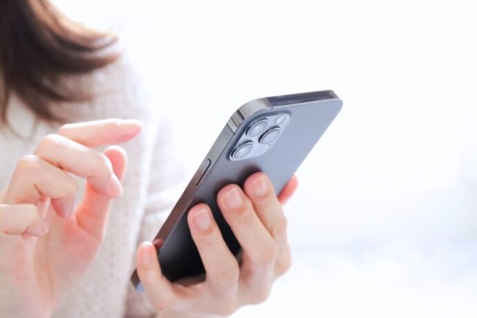 メッセージを送る女性の手元
