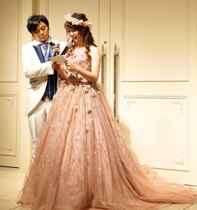 アニヴェルセルで撮影した、ピンクベージュ×お花モチーフの大人可愛いドレス