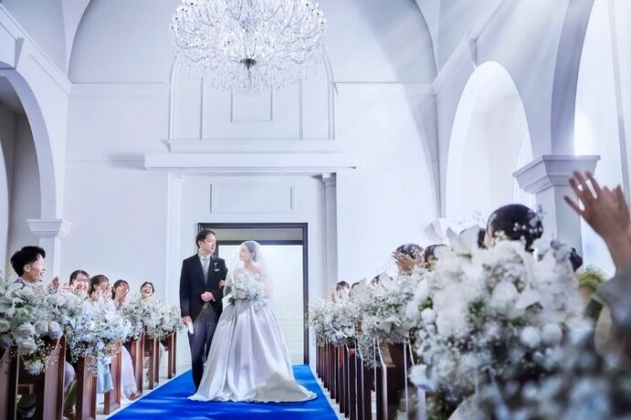 アニヴェルセル 長野のチャペルでバージロードを歩く新婦と父親