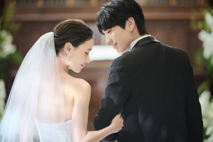 控えめに寄り添う新郎新婦_アニヴェルセル