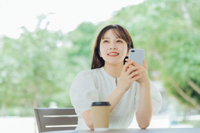 ベンチで待ち合わせをする女性