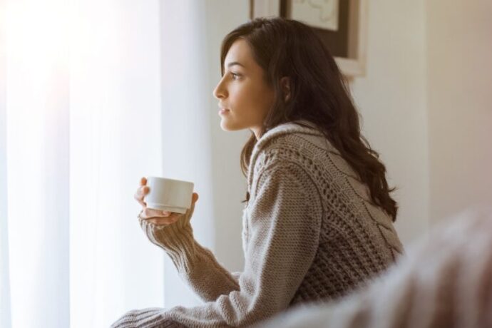 落ち着いて1人の時間を過ごす女性
