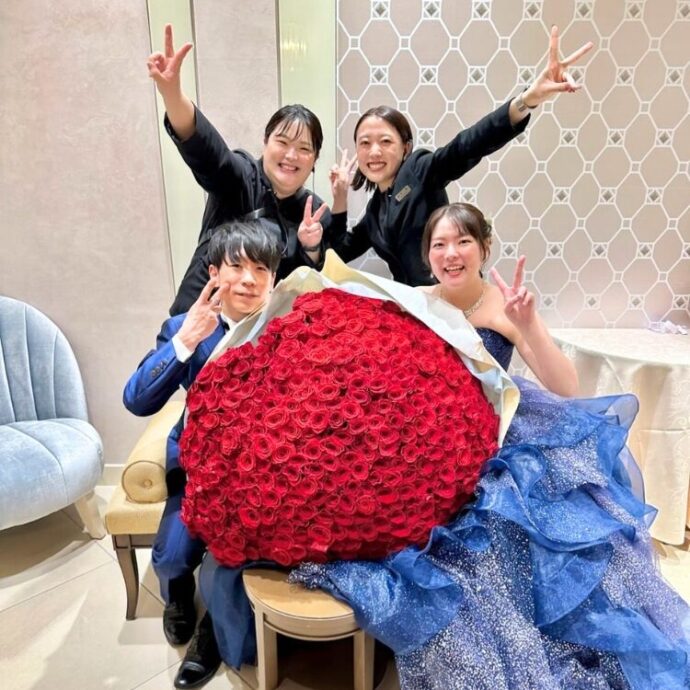 ビッグな花束が印象的！披露宴後のお開きショット_アニヴェルセル みなとみらい横浜
