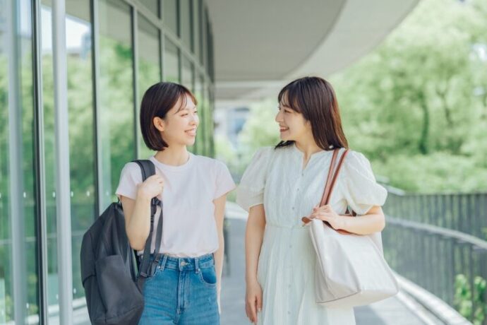 屋外で楽しそうに会話する女性２人