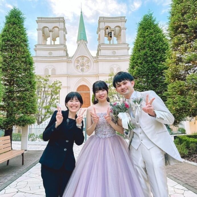 チャペルをバックにハレの日ショット！_ アニヴェルセル ヒルズ横浜