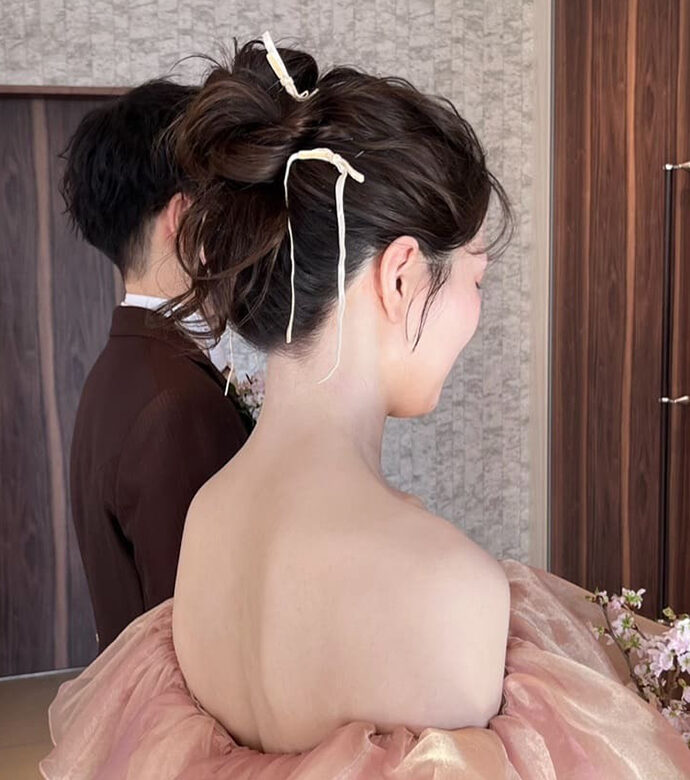 トレンド花嫁ヘア_01_細リボン×シニヨンアレンジ