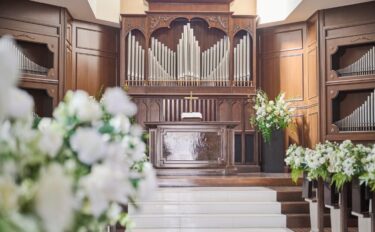 喪中に結婚式を挙げてもOK？延期・中止のポイントやマナー、招待する際の注意点