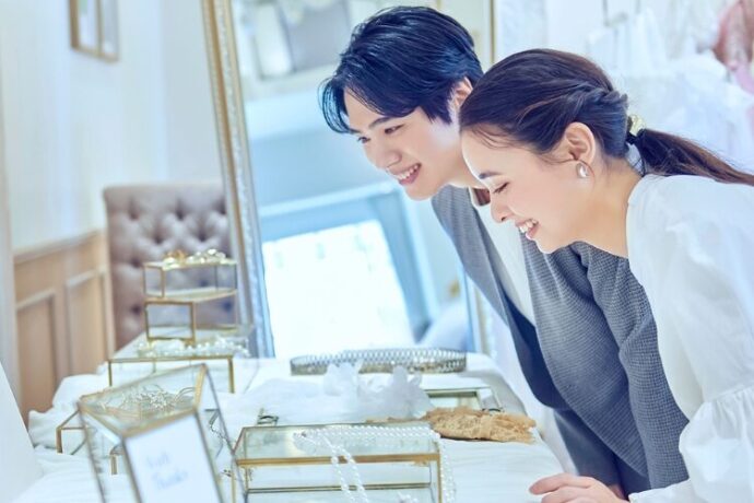 アニヴェルセルで撮影したアクセサリーを選ぶ男女の写真