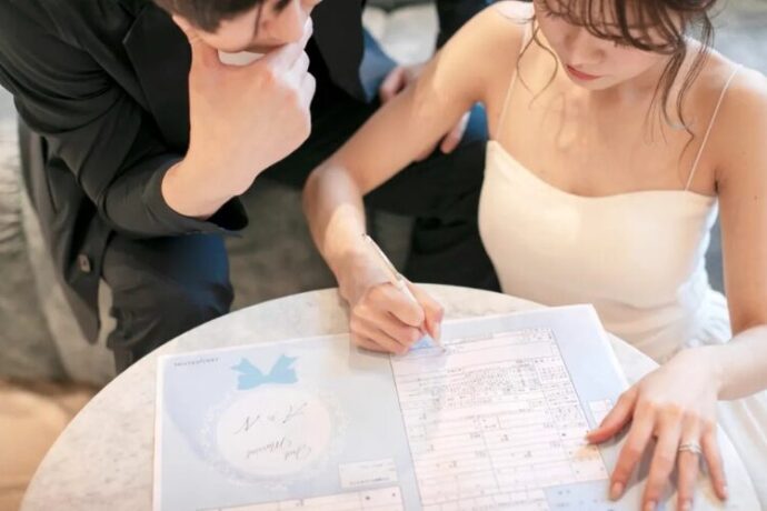 アニヴェルセルの婚姻届を記入する男女