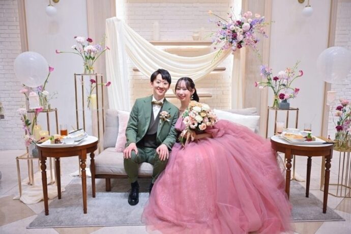 アニヴェルセルで撮影したバルーンを飾った高砂ソファと新郎新婦
