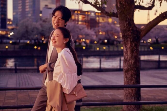想い出の場所を歩くカップルの様子_アニヴェルセル みなとみらい 横浜