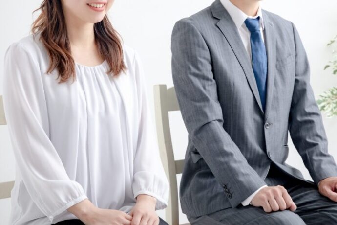 親へ挨拶をする男女