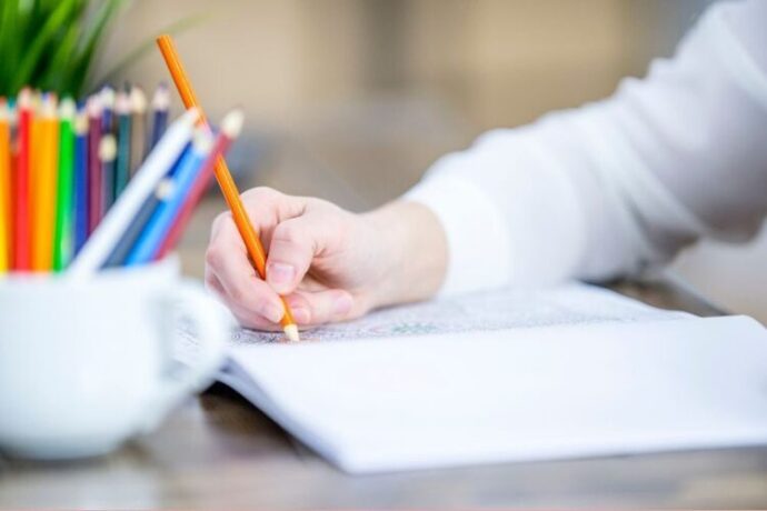 絵本を書く手元