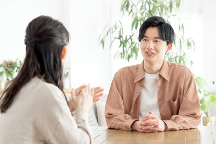 結婚に対する考えを共有するための話し合いをする男女