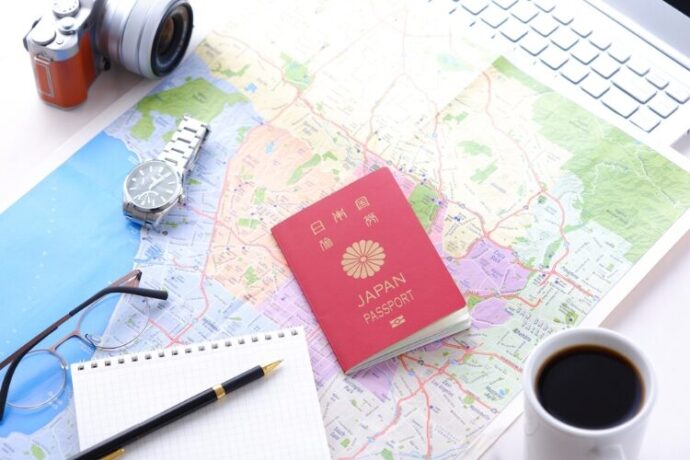 パスポートや地図の旅行道具