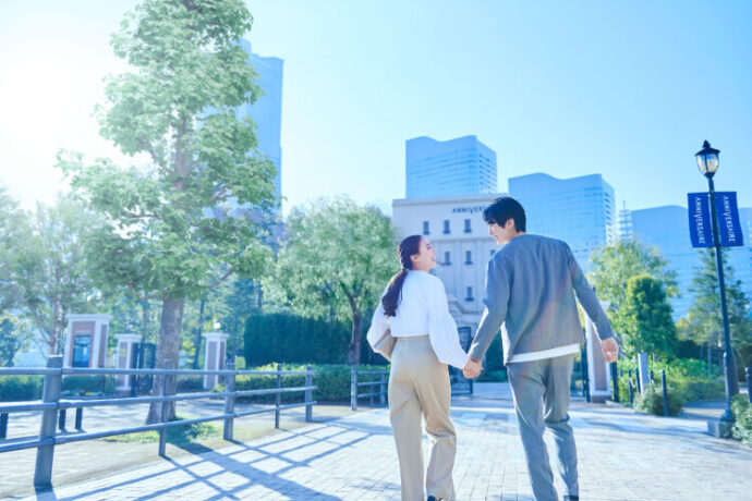 式場見学へむかう新郎新婦
