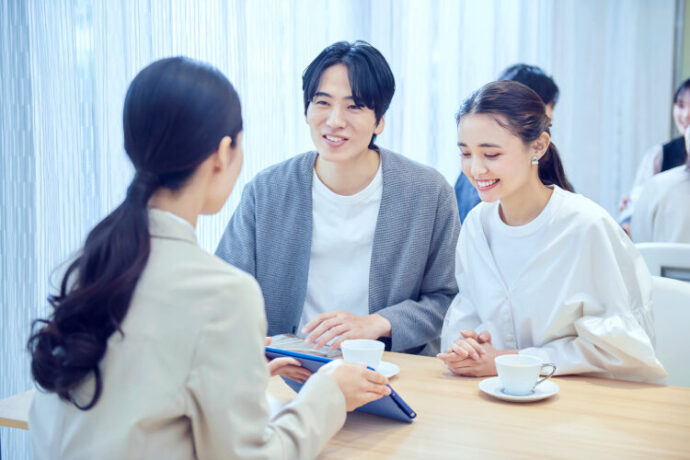 契約をする新郎新婦