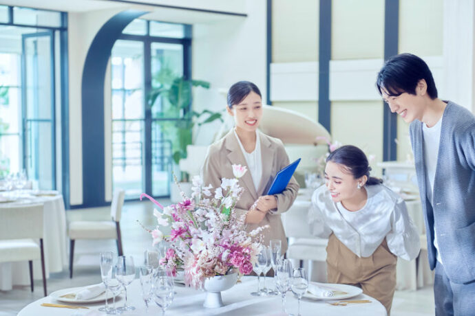 会場見学をする新郎新婦