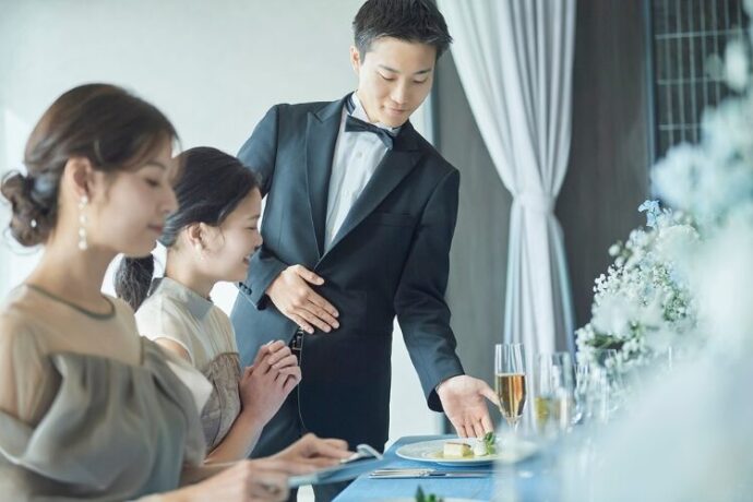 アニヴェルセル みなとみらい横浜の料理を提供するスタッフ