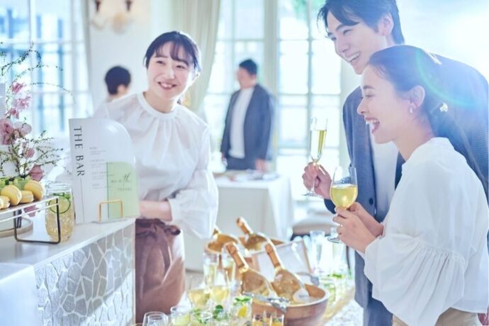 イベントやアイテムの説明を受けるカップル_アニヴェルセル