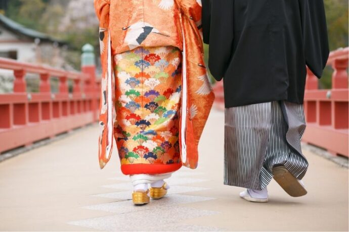 和装で桟橋を歩く男女の足元