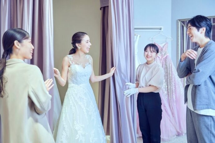 試着会でウェディングドレス姿を披露する女性