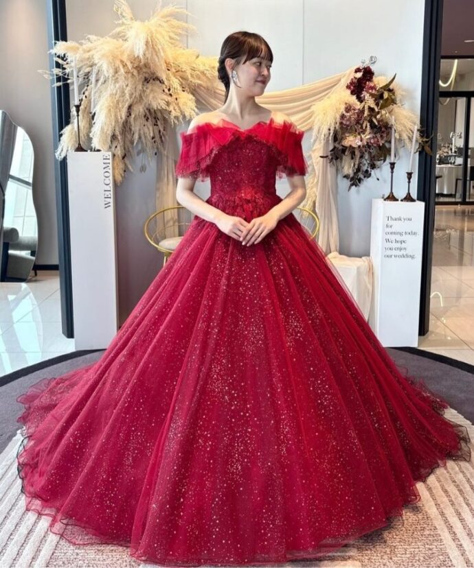 レッドカラードレスを着用した新婦の姿