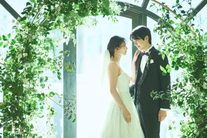 アニヴェルセル 表参道のチャペルで寄り添う新郎新郎新婦の様子