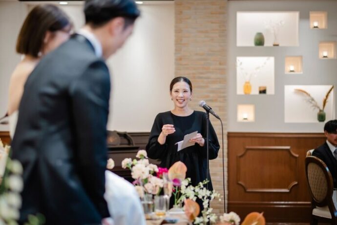 親族や関係者からの主賓挨拶とお辞儀をする新郎新婦