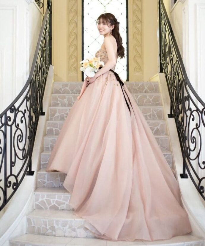 ニュアンスカラーのドレスを着用した新婦の斜め後ろ姿