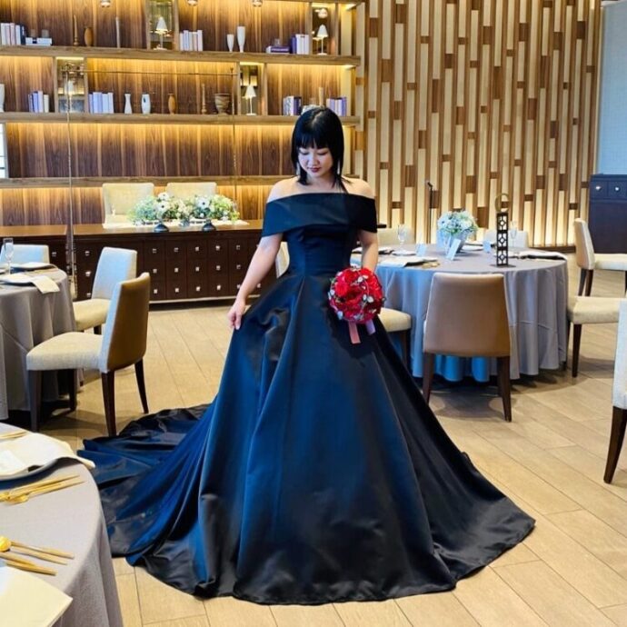 ブラックカラーのドレスを着用した花嫁の様子