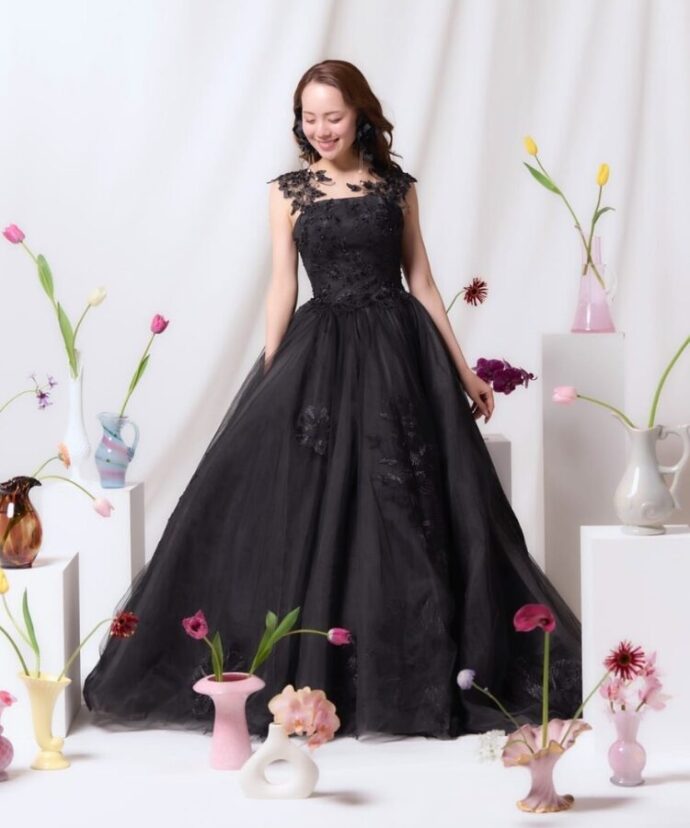 プリンセスラインのブラックドレスを着用した花嫁の様子