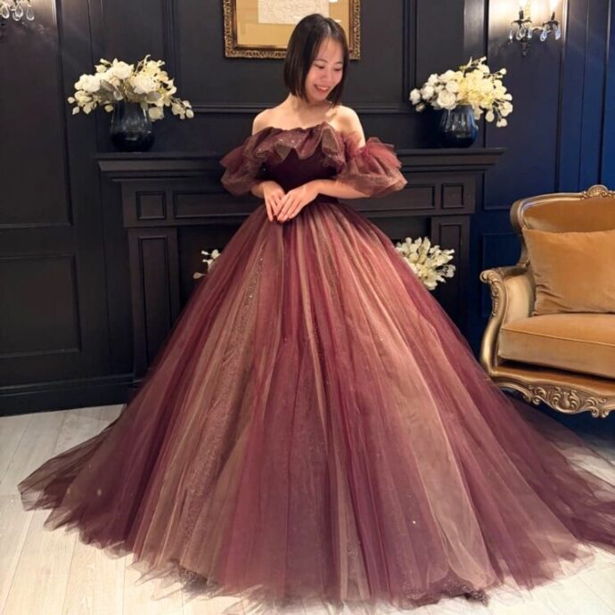 フリルのブラウンドレスを着用した花嫁の様子