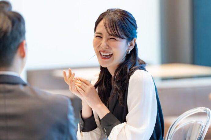 笑顔で男性に話しかける女性の様子