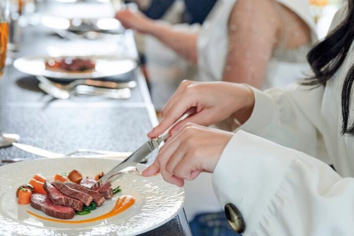 食事をする女性の手元の様子