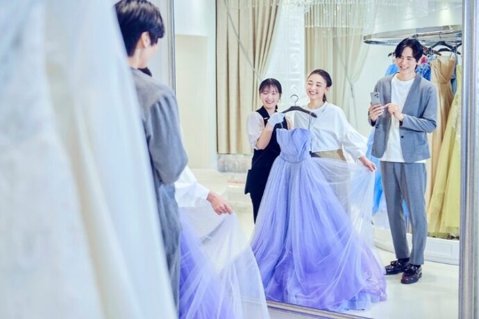 ドレス試着を楽しむ女性の様子