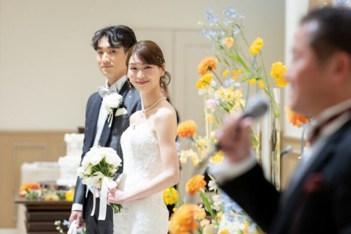 恩師からの主賓挨拶と笑顔の新郎新婦の様子
