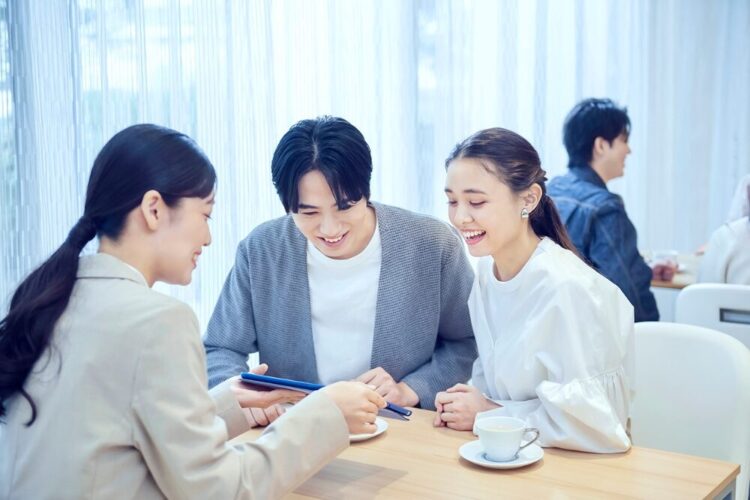 ブライダルフェアと式場見学の違いは何？内容の比較や注意点を解説
