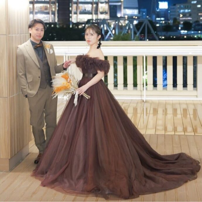 深みのあるブラウンカラードレスを着用した新婦