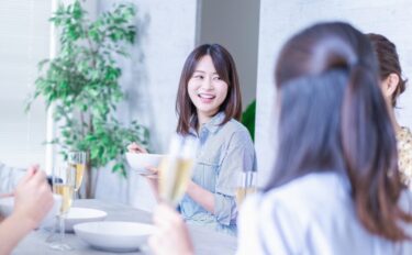 両家顔合わせはカジュアルでもOK？食事会の服装コーデやマナー、挨拶の流れを紹介