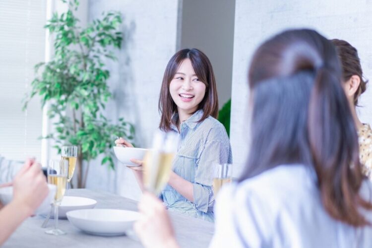 両家顔合わせはカジュアルでもOK？食事会の服装コーデやマナー、挨拶の流れを紹介