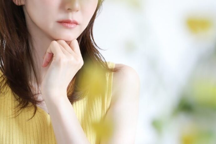 考える女性のイメージ