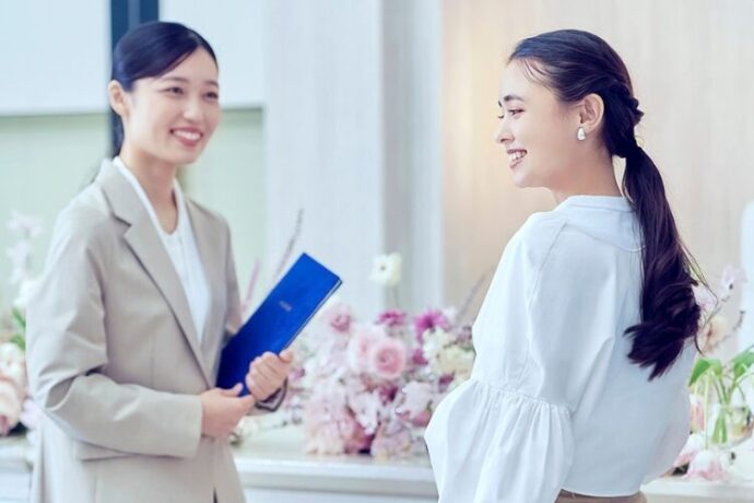 プランナーの説明をうける女性の様子
