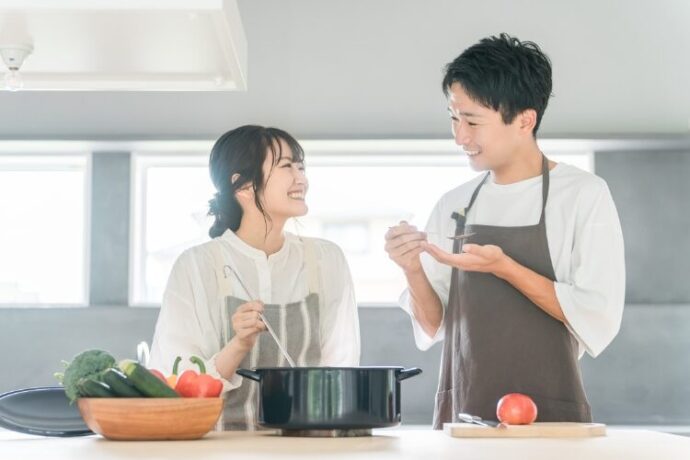 笑顔で一緒に料理をする夫婦の様子
