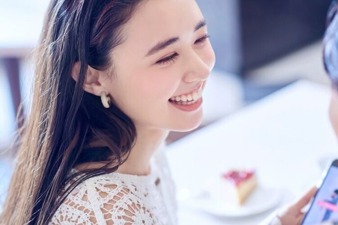 笑顔で会話をする女性