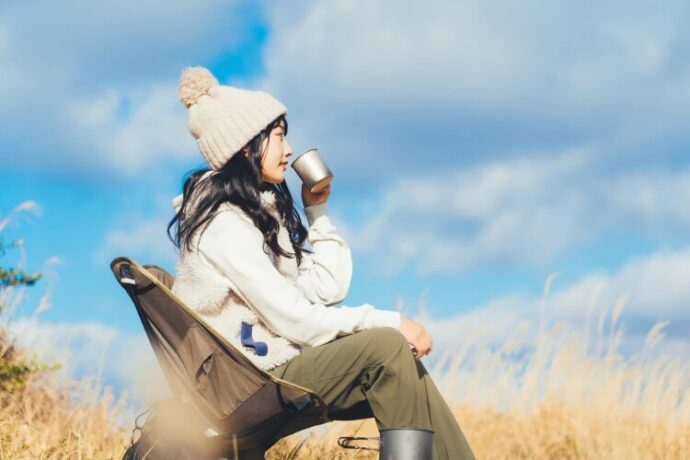 一人でキャンプをする女性の様子