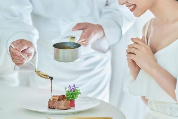 試食をする女性の手元
